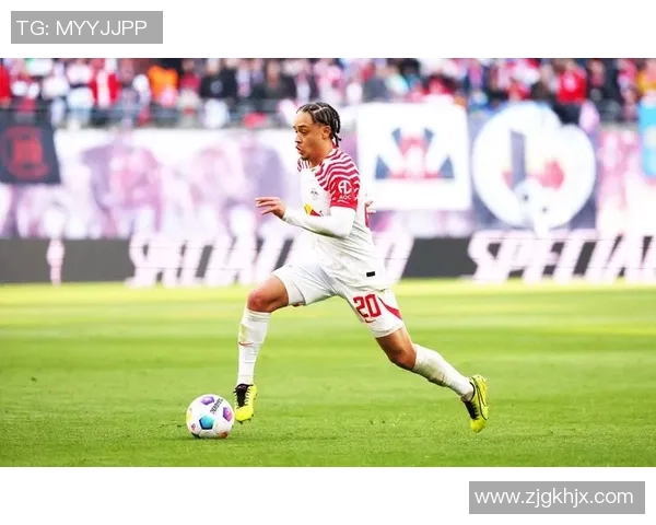 足球明星精彩绕杆射门瞬间回顾与技术解析 足球明星精彩绕杆射门瞬间回顾与技术解析