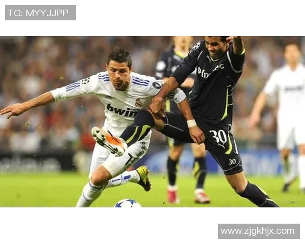 足球明星闪耀登场金项链装饰展现奢华魅力与运动精神的完美结合 足球明星闪耀登场金项链装饰展现奢华魅力与运动精神的完美结合